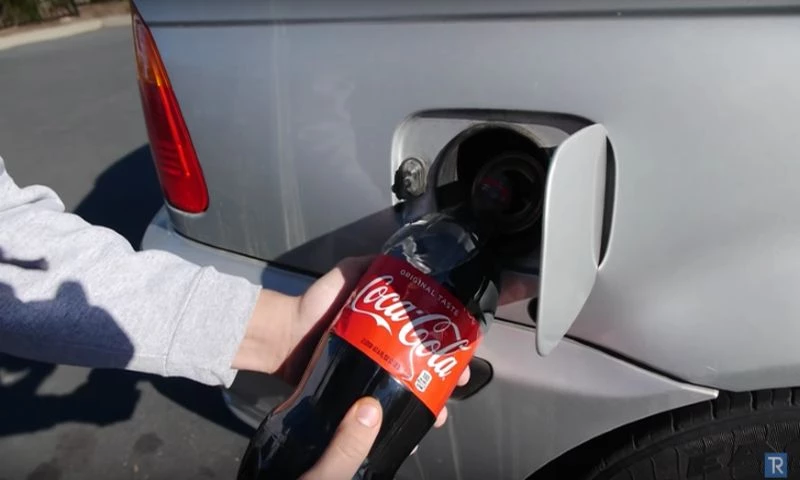 Τι συμβαίνει όταν γεμίζεις το ντεπόζιτο με Coca-Cola; (βίντεο)
